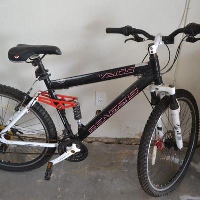LOT 156. GENESIS MOUNTAIN BIKE