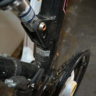 LOT 156. GENESIS MOUNTAIN BIKE