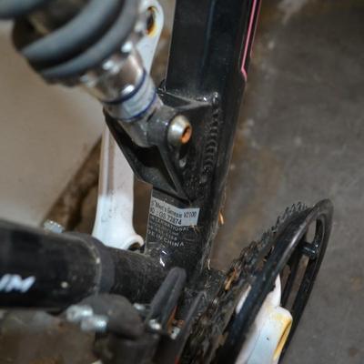 LOT 156. GENESIS MOUNTAIN BIKE