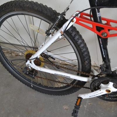 LOT 156. GENESIS MOUNTAIN BIKE