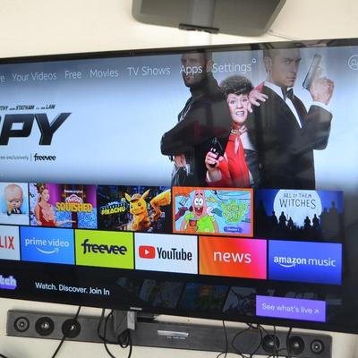 LOT 157  SAMSUNG SMART TV 48" AND WALL MOUNT