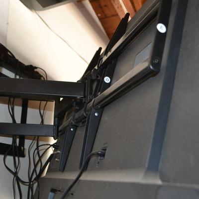 LOT 157  SAMSUNG SMART TV 48" AND WALL MOUNT
