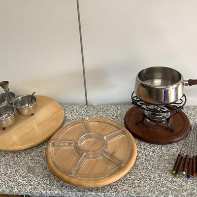 Fondue It! lot- Fondue pot & 8 fondue forks, serve it with 2 Lazy Susans