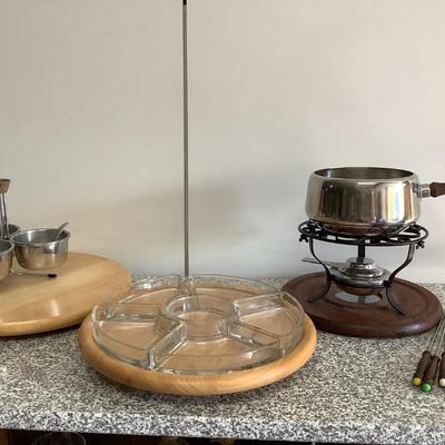 Fondue It! lot- Fondue pot & 8 fondue forks, serve it with 2 Lazy Susans