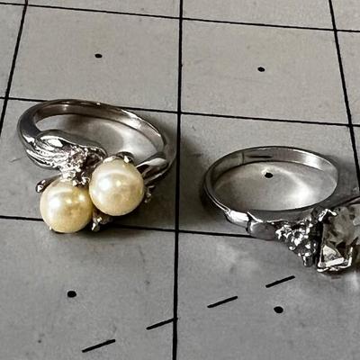 2 Rings: Cute Stone and Pearl 