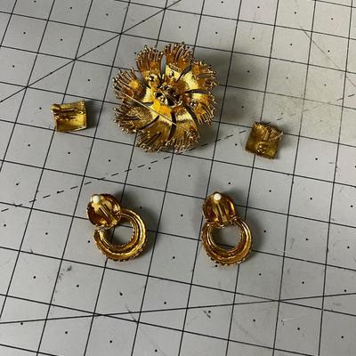 Gold Toned MONET Vintage 