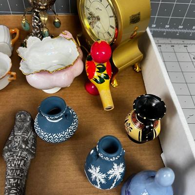 Tray of decorative Ceramics.