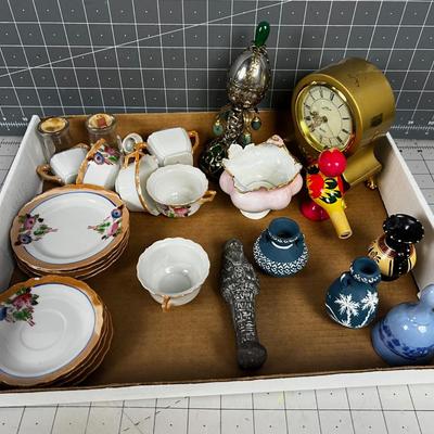 Tray of decorative Ceramics.