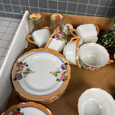 Tray of decorative Ceramics.