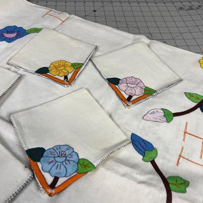 Cut out Vintage Table Clothe and 5 napkins