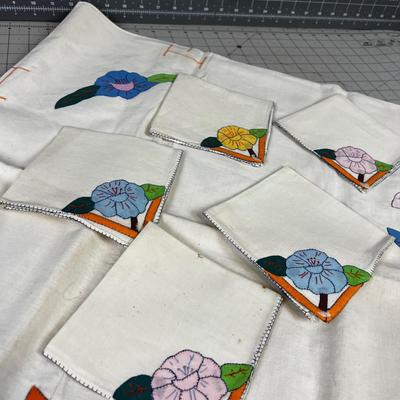 Cut out Vintage Table Clothe and 5 napkins