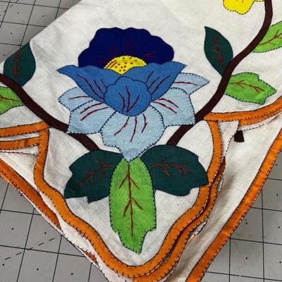 Cut out Vintage Table Clothe and 5 napkins