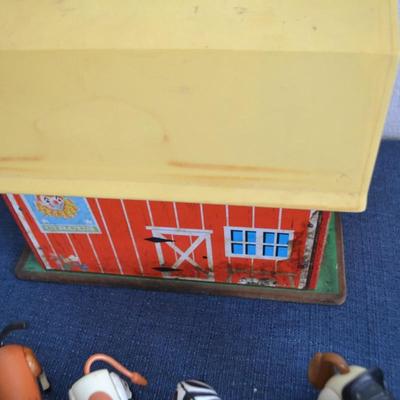 LOT 201` VINTAGE FISHER PRICE FAMILY FARM AND ANIMALS