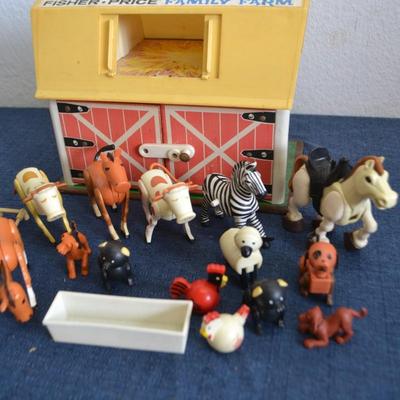 LOT 201` VINTAGE FISHER PRICE FAMILY FARM AND ANIMALS