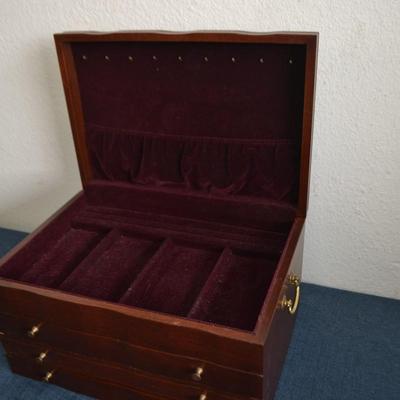LOT 204. LARGE JEWELRY BOX