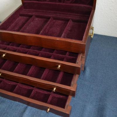 LOT 204. LARGE JEWELRY BOX