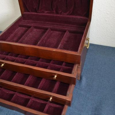 LOT 204. LARGE JEWELRY BOX