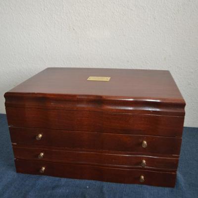 LOT 204. LARGE JEWELRY BOX