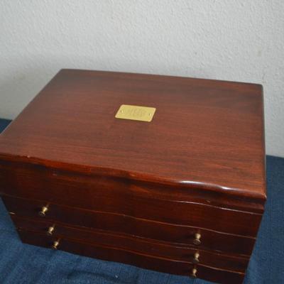 LOT 204. LARGE JEWELRY BOX