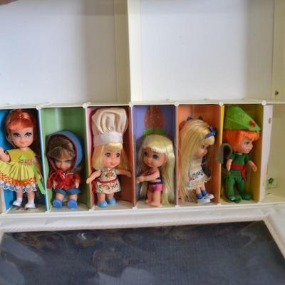 LOT 205. VINTAGE KIDDLES COLLECTOR CASE WITH DOLLS