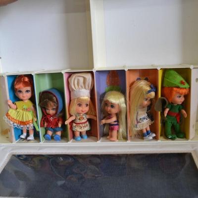 LOT 205. VINTAGE KIDDLES COLLECTOR CASE WITH DOLLS