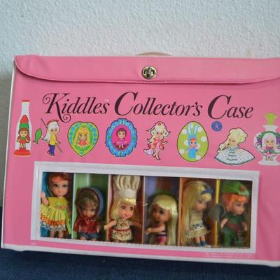 LOT 205. VINTAGE KIDDLES COLLECTOR CASE WITH DOLLS