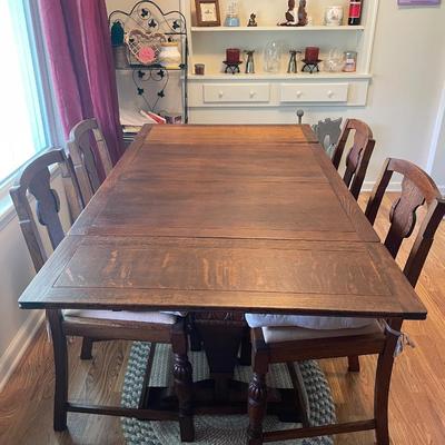 Beautiful Dining Table and 4 chairs