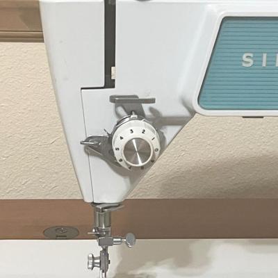 SINGER ~ Deluxe Zigzag Sewing Machine