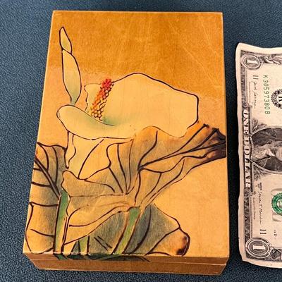 LACQUERED CHINESE BOX CALLA LILY DESIGN