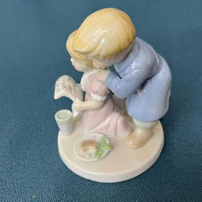 LOVELY PORCELAIN CHILDREN READING SANTAâ€™S NOTE FIGURINE
