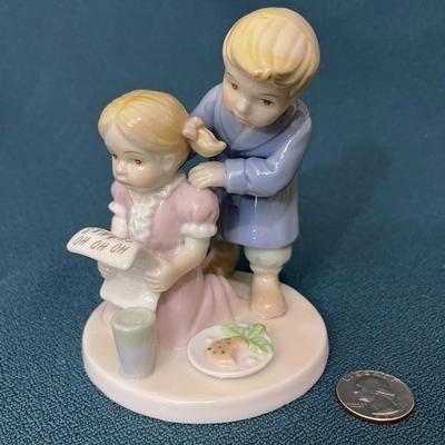 LOVELY PORCELAIN CHILDREN READING SANTAâ€™S NOTE FIGURINE