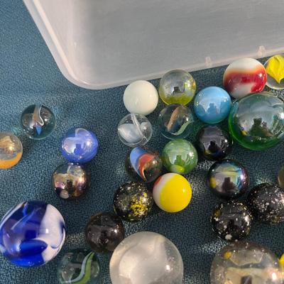 TUB WITH OLD MARBLES SEVERAL SHOOTER SIZE