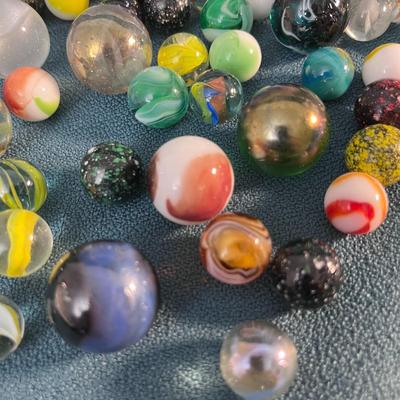 TUB WITH OLD MARBLES SEVERAL SHOOTER SIZE