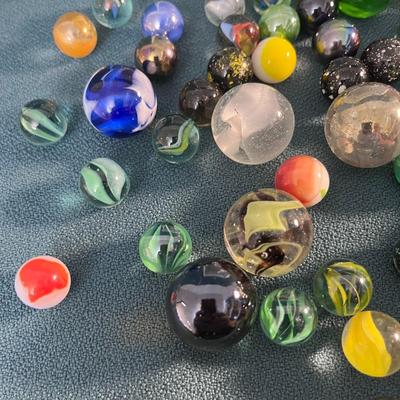 TUB WITH OLD MARBLES SEVERAL SHOOTER SIZE