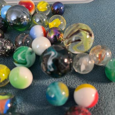 TUB WITH OLD MARBLES SEVERAL SHOOTER SIZE