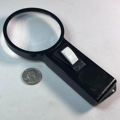 MAGNIFIER WITH SMALL ILLUMINATION LAMP