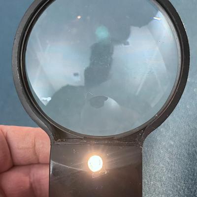 MAGNIFIER WITH SMALL ILLUMINATION LAMP