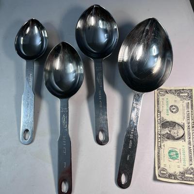 EXTRA NICE MEASURING SPOON SET BY VOLLRATH STAINLESS