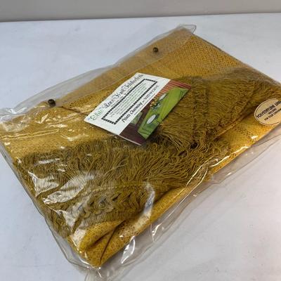 FAB VINTAGE HARVEST GOLD LACE KNIT TABLECLOTH 68â€ ROUND