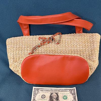 FUN STRAW BAG PURSE ORANGE LEATHER LIKE STRAPS, BOTTOM