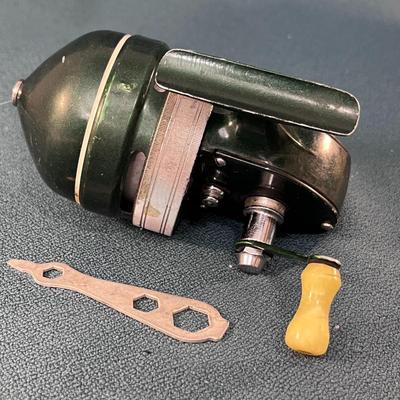 VINTAGE SHAKESPEARE â€œWONDEREELâ€ FISHING REEL w/ORIGINAL BOX