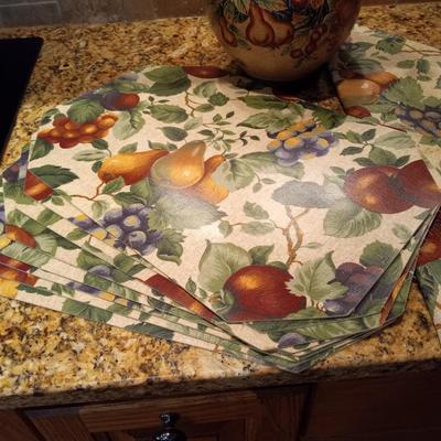 MATCHING ROUND LINEN TABLECLOTH, PLACEMATS AND A CANISTER W/LID