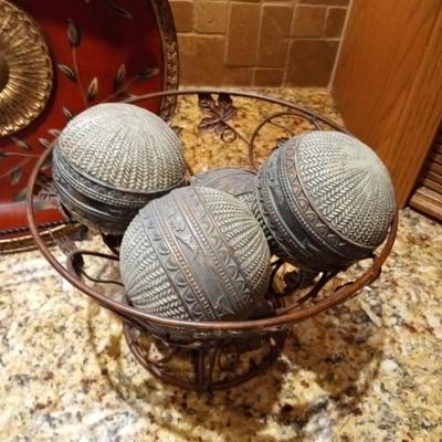 DECORATIVE PLATTER AND A METAL BASKET WITH SPHERES