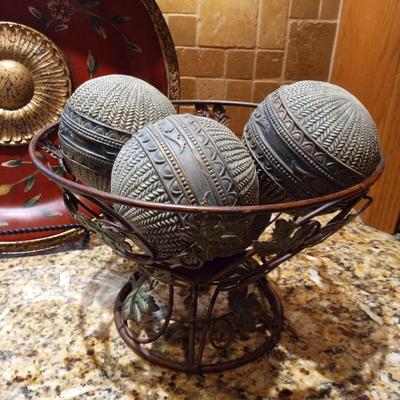 DECORATIVE PLATTER AND A METAL BASKET WITH SPHERES
