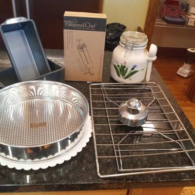 PAMPERED CHEF DECORATOR AND BAKEWARE