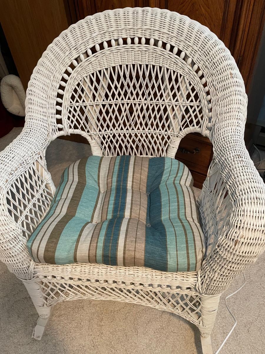 White Wicker Rocking Chair EstateSales Org   A 88421529 1ll98hnho1n9c6i1 