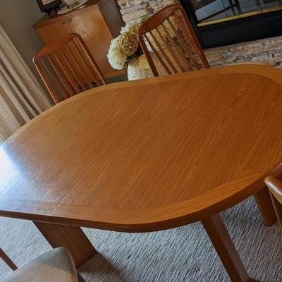 Gorgeous Skovby MCM Dining Table and 6 Chairs