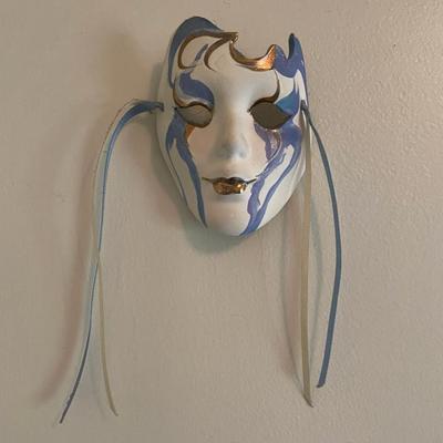 Small harlequin mask