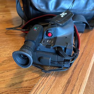 JVC CCOMPACT VHS CAMCORDER WITH TRIPOD