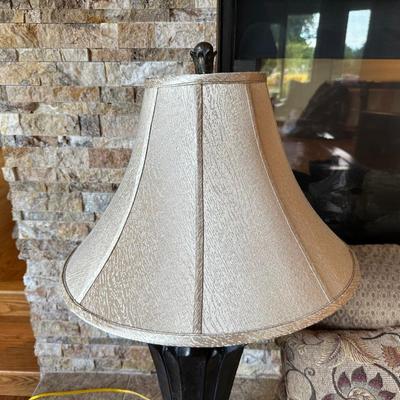 TABLE LAMP AND 4 THROW PILLOWS